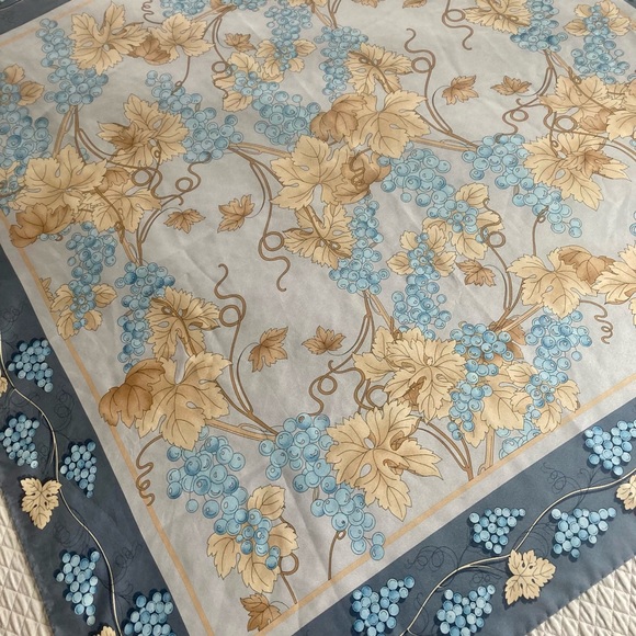 TORRES silk scarf. Made in Italy. Grape motif - Picture 4 of 10